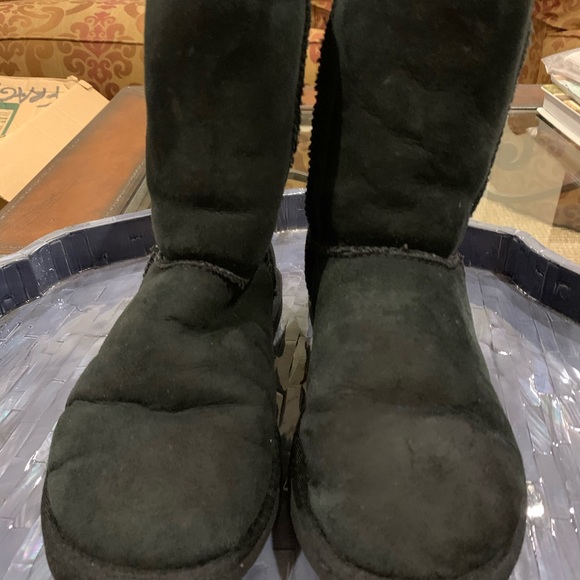 Classic UGGs - Picture 1 of 4